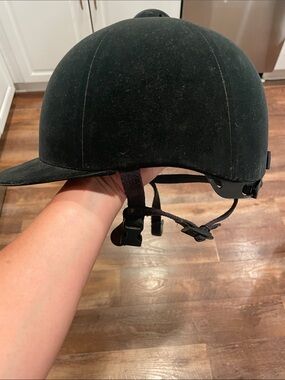 IRH Women's traditional  Riding Cap - Black velveteen with satin interior